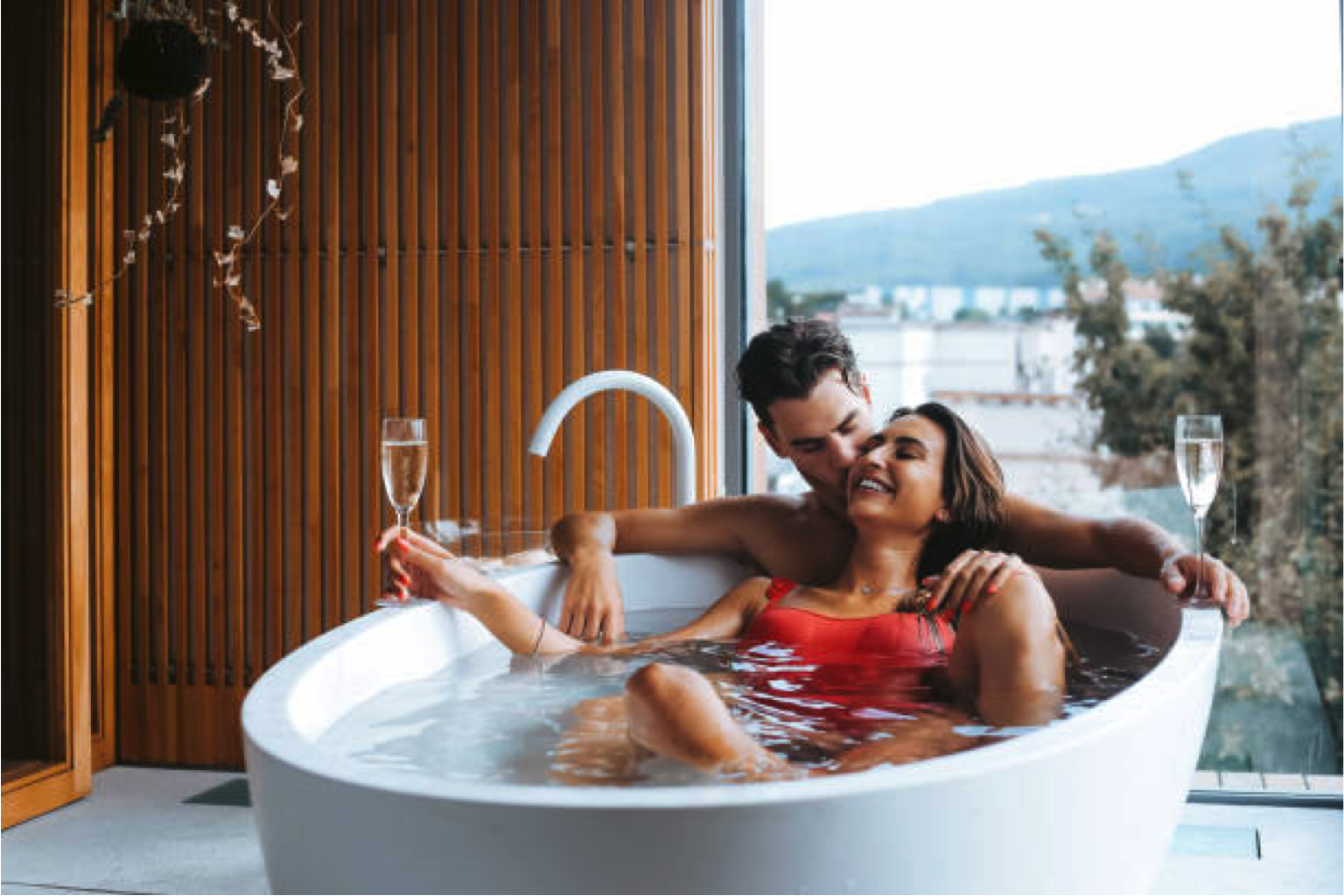Couple se prélasse dans un jacuzzi pendant un week end en amoureux