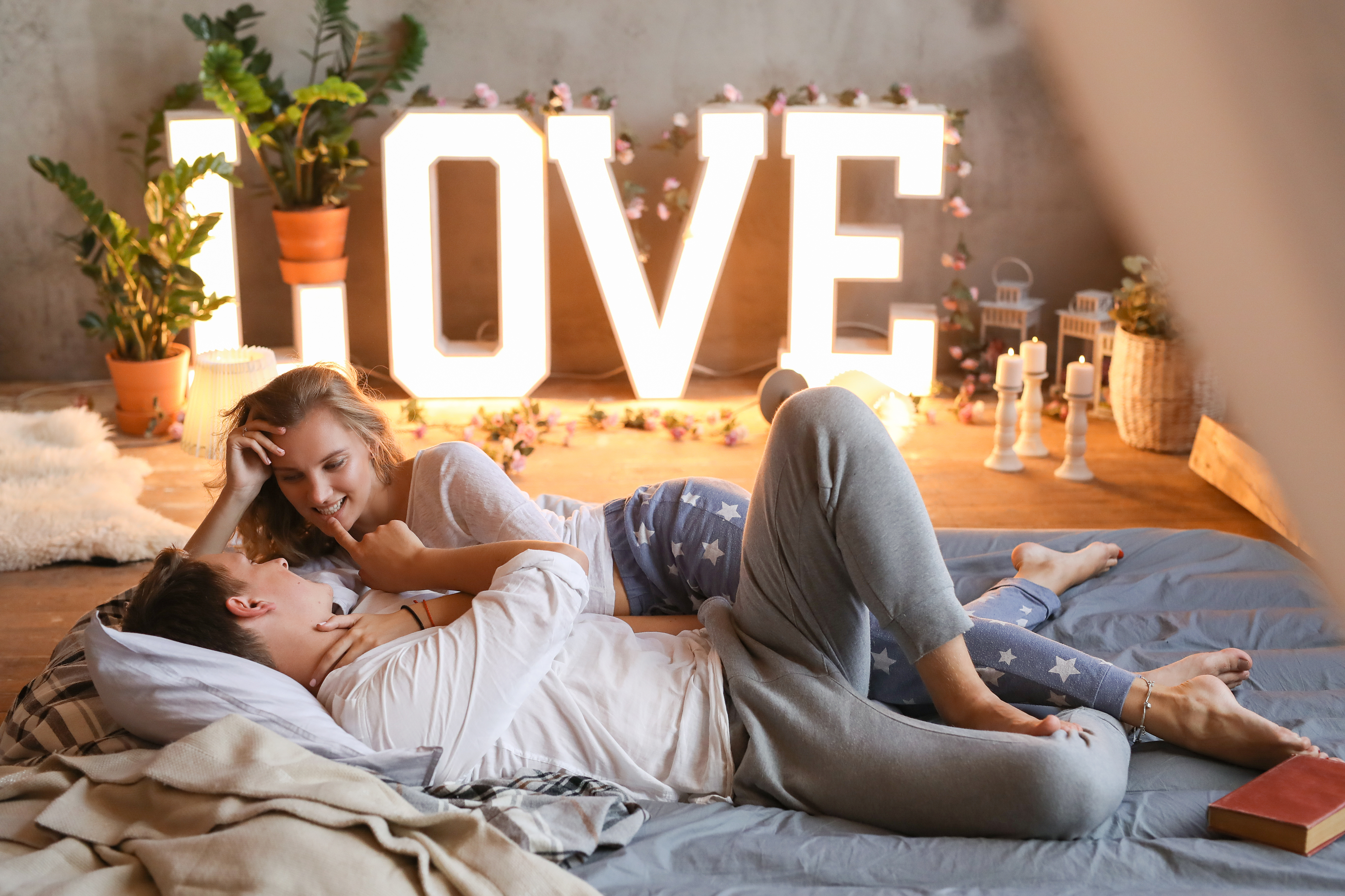 Couple se relaxe sur un lit pendant un week end en amoureux