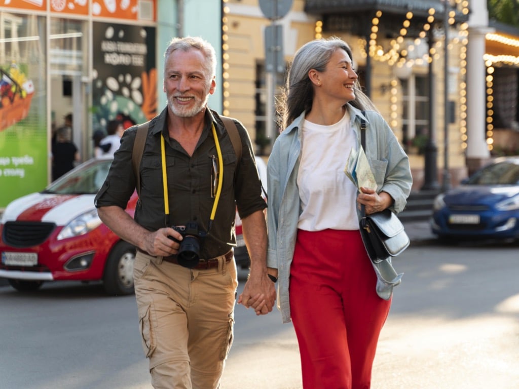 Couple visite main dans la main