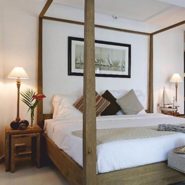 Lit baldaquin bois massif style maison de campagne luxe