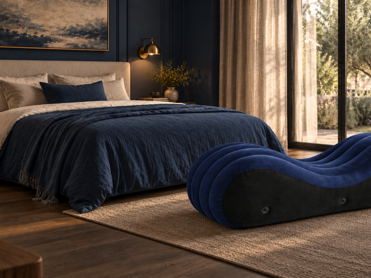 Chambre bleu nuit au banc tantra sculptural