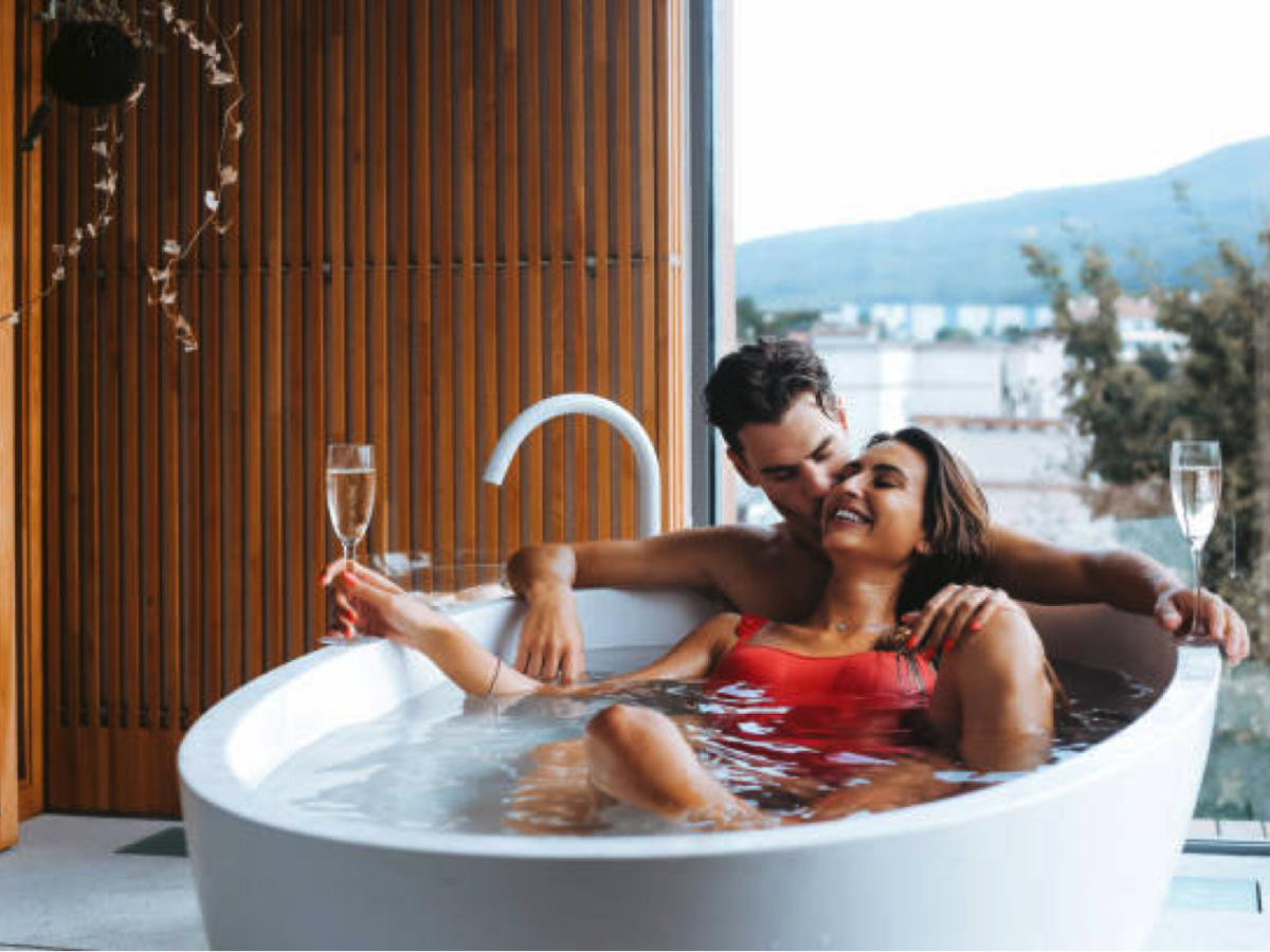 Couple se prélasse dans un jacuzzi pendant un week end en amoureux